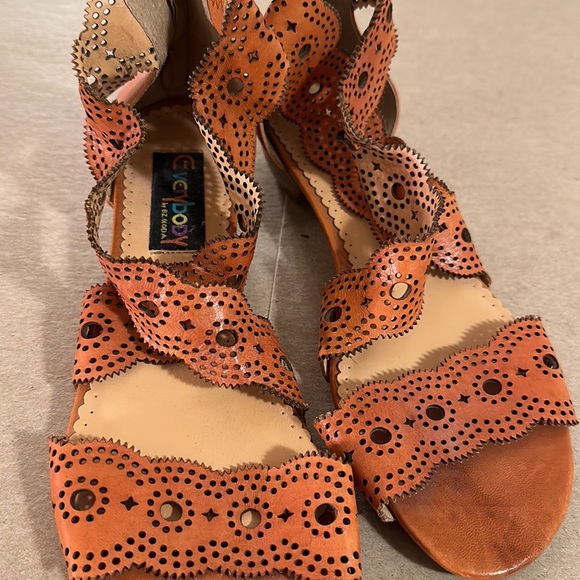 Everybody By BZ Moda - Brown Leather Cut Out Sandals - Picture 5 of 7